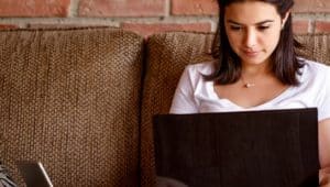 mulher acessando cursos livres online gratuitos na quarentena