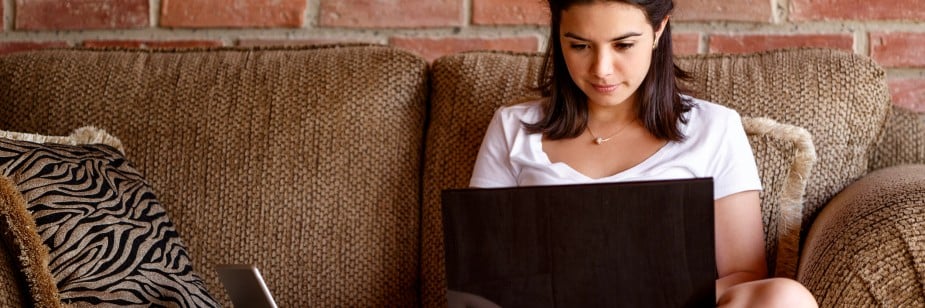 mulher acessando cursos livres online gratuitos na quarentena