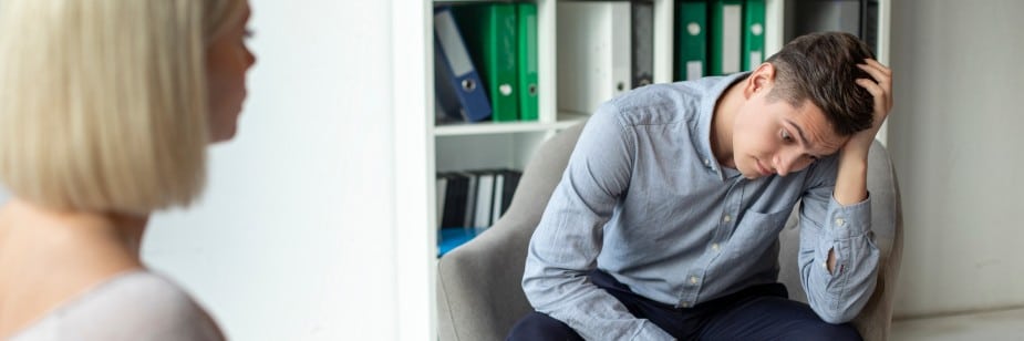 homem sentado preocupado com teste vocacional