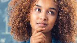 moça pensando em como fazer uma conta de porcentagem