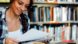 estudante conferindo autores e obras que mais caem no enem