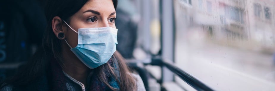 mulher com máscara durante a pandemia do coronavírus covid-19