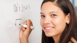 moça estudando o teorema de pitágoras