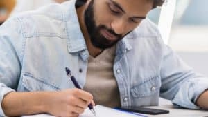 estudante calculando a área das figuras planas