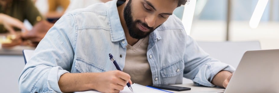 estudante calculando a área das figuras planas