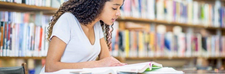 menina estudando obras que caem no enem do fernando pessoa