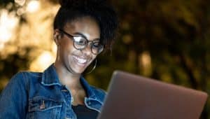 mulher se inscrevendo no segundo semestre fies