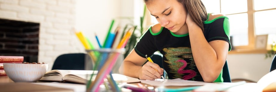 estudante conferindo detalhes sobre pré-modernismo no enem