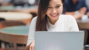 estudante conferindo as regras do prouni