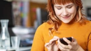 jovem conferindo no celular a lista de espera do prouni