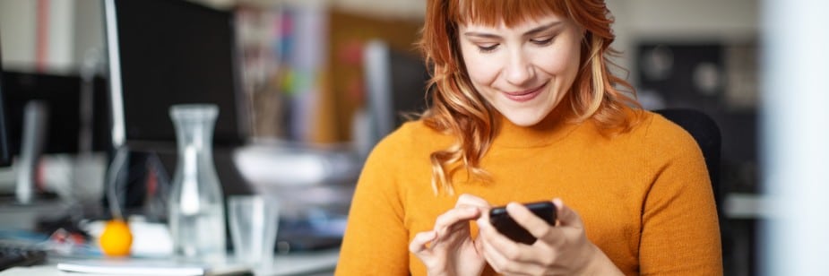 jovem conferindo no celular a lista de espera do prouni