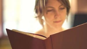 mulher estudando revolução industrial