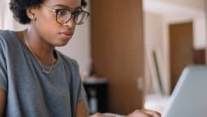 estudante conferindo atualidades enem