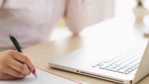 computador e caneta estudante revisando sociologia para o enem