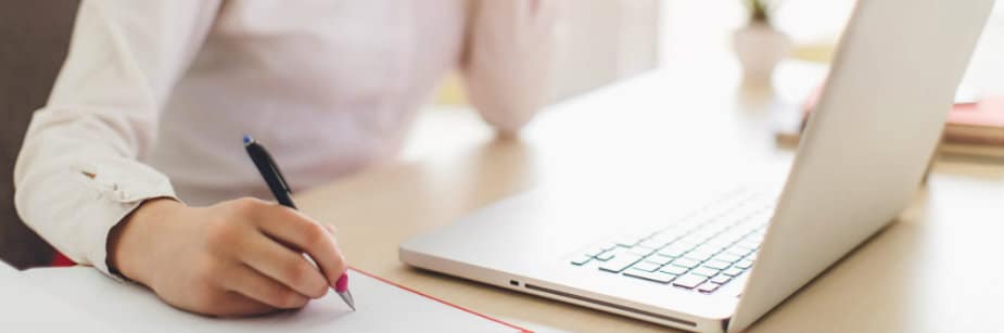 computador e caneta estudante revisando sociologia para o enem