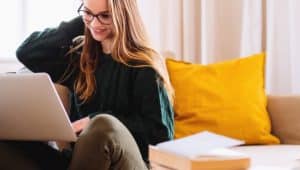 mulher conferindo no sofá quais as melhores técnicas de estudo