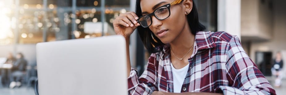 estudante conferindo resultado de vestibular de direito