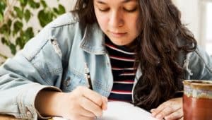 mulher estudando classes gramaticais