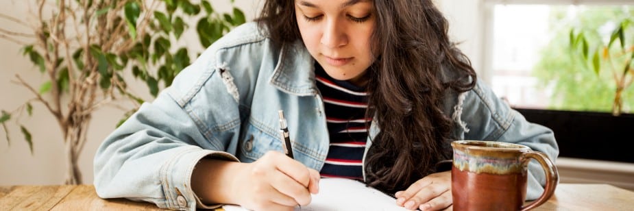 mulher estudando classes gramaticais