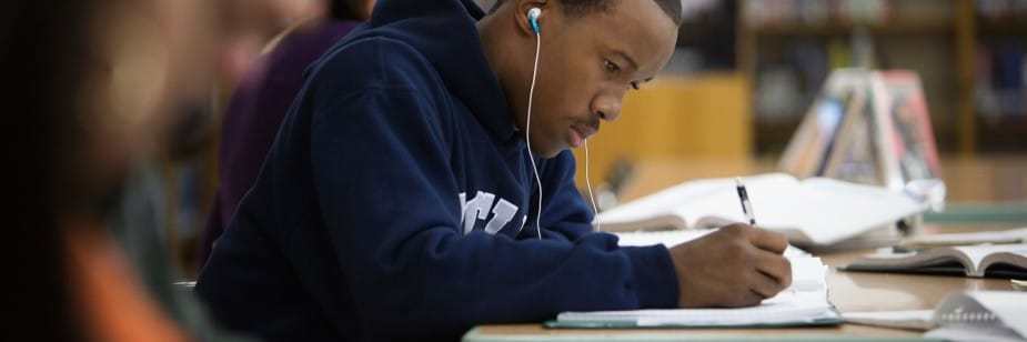 estudante fazendo plano de estudos enem