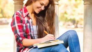 estudante conferindo passos para vestibular 2020