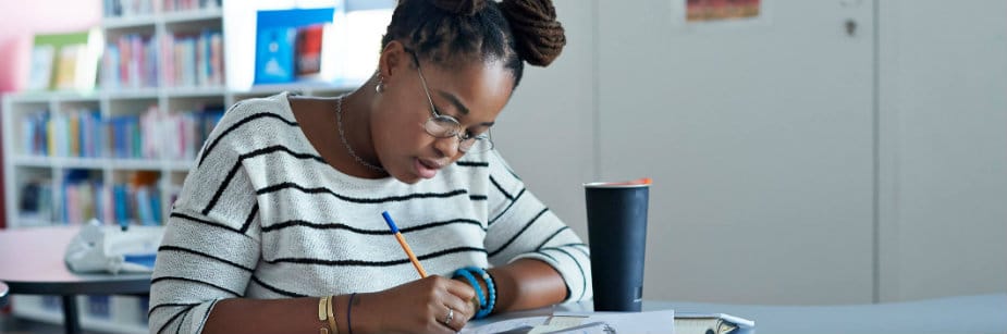 mulher estudando filosofia para o enem