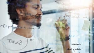 homem construindo um mapa mental no quadro