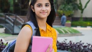 estudante com caderno de estudos enem