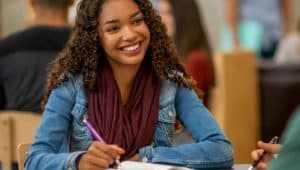 estudantes conversando sobre variação linguística