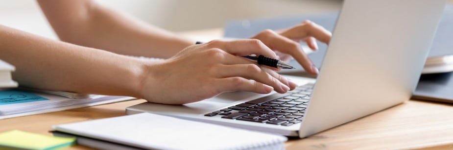 mãos digitando estudando parnasianismo para enem