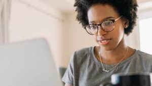 menina vendo cursos online para redação enem