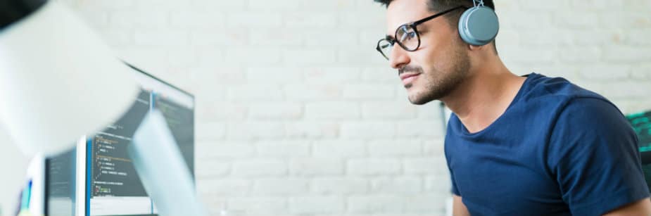 homem fazendo trabalho remoto