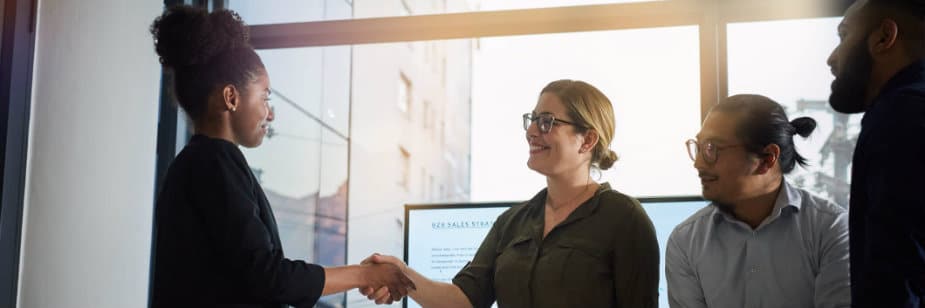 pessoas procurando emprego
