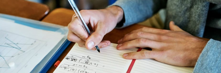 homem escrevendo expressões numéricas