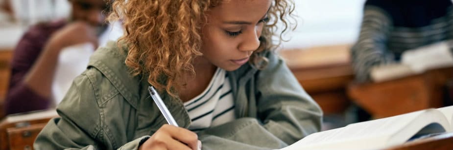 estudante estudando escravidão no brasil