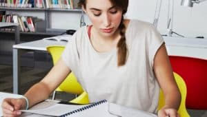 estudante conferindo provas anteriores de vestibular