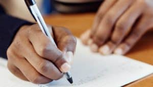 estudante de matemática caneta e papel