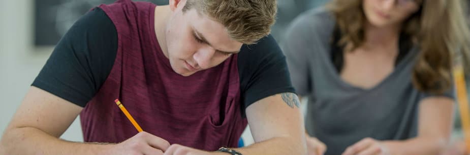 estudante fazendo o enem