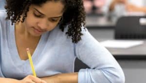 mulher estudando carlos drummond de andrade para o enem