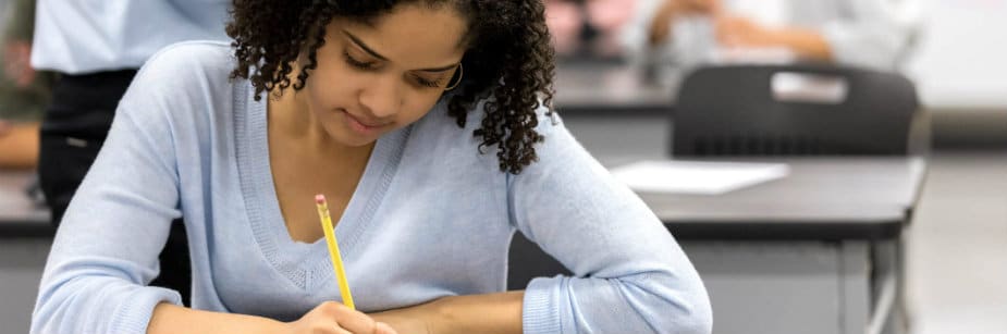 mulher estudando carlos drummond de andrade para o enem