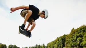 menino de skate representando energia cinética