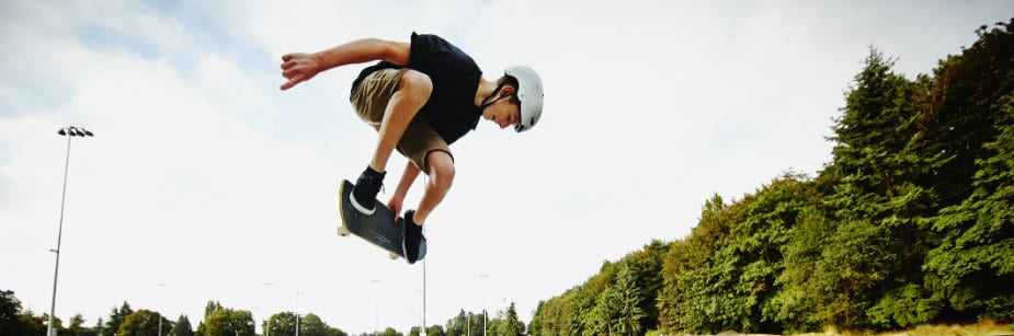 menino de skate representando energia cinética