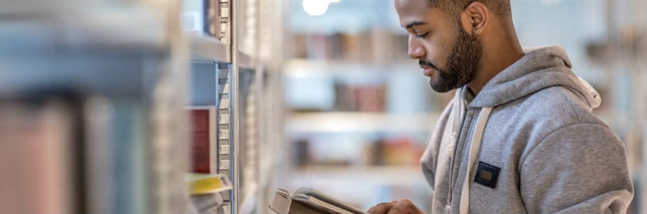estudante conferindo orações de português enem