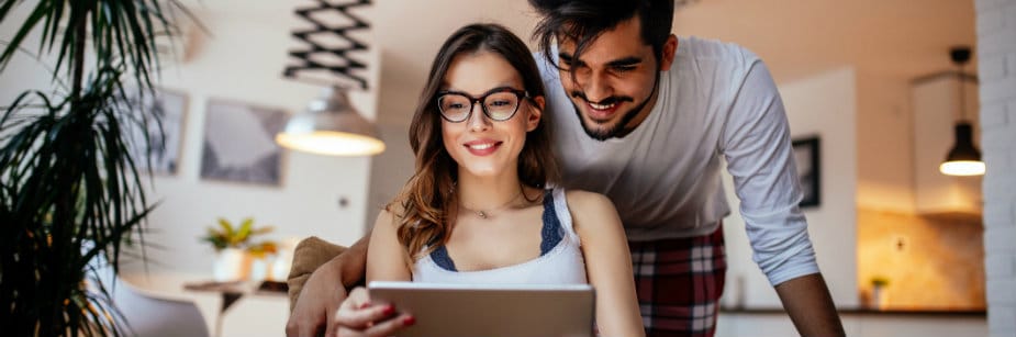 casal conferindo a página do participante enem