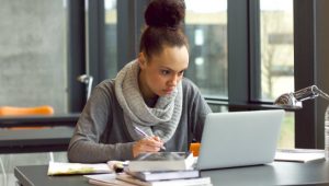 mulher estudando aposto e vocativo