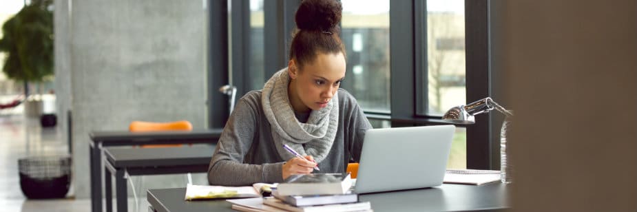 mulher estudando aposto e vocativo