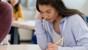 estudantes conferindo prova de espanhol enem