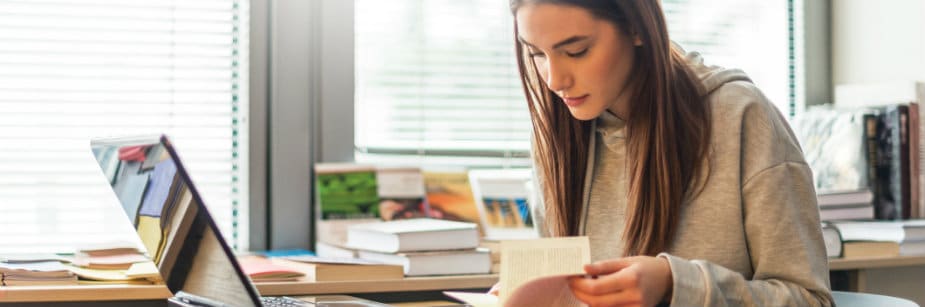 estudante estudando romantismo enem