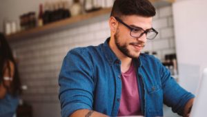 estudante vendo cronograma fies no computador