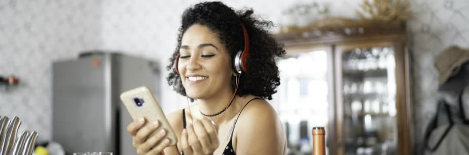 mulher ouvindo podcasts para estudar inglês